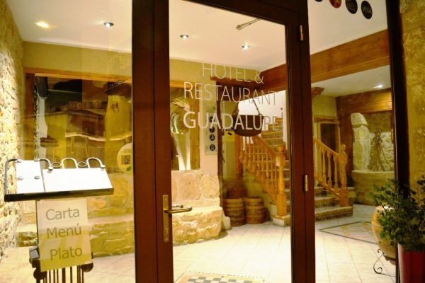 Puerta-hotel inn guadalupe-matarranya-teruel-motorland 2