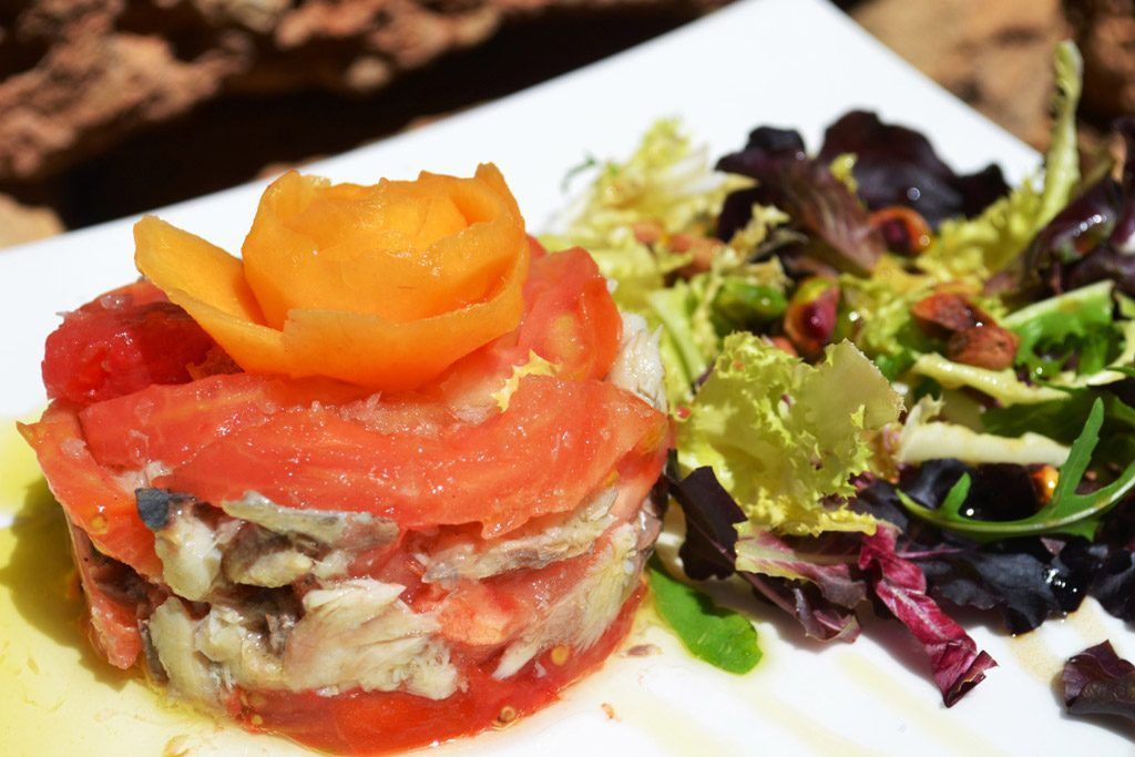 Ensalada de tomate rosa y chicharro hotel matarraña posada guadalupe