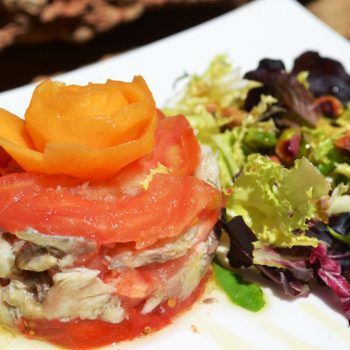 Ensalada de tomate rosa y chicharro hotel matarraña posada guadalupe